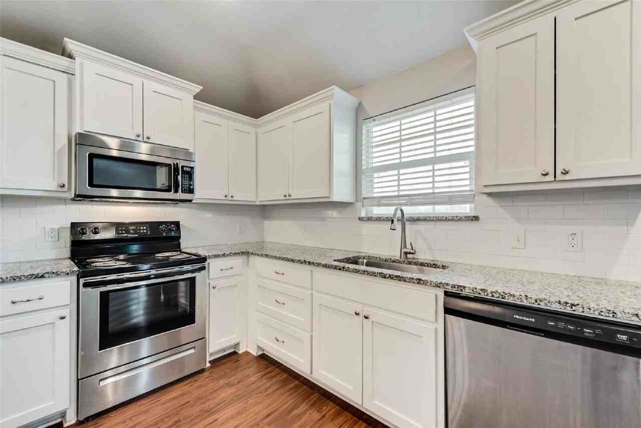 3318 Brookstone Dr - Photo 4 of 16