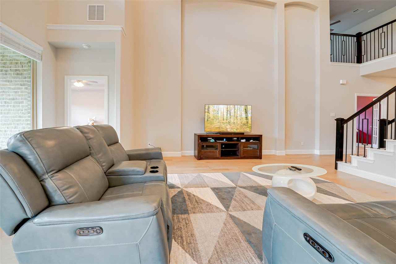 707 Gatecrest Dr - Photo 4 of 38