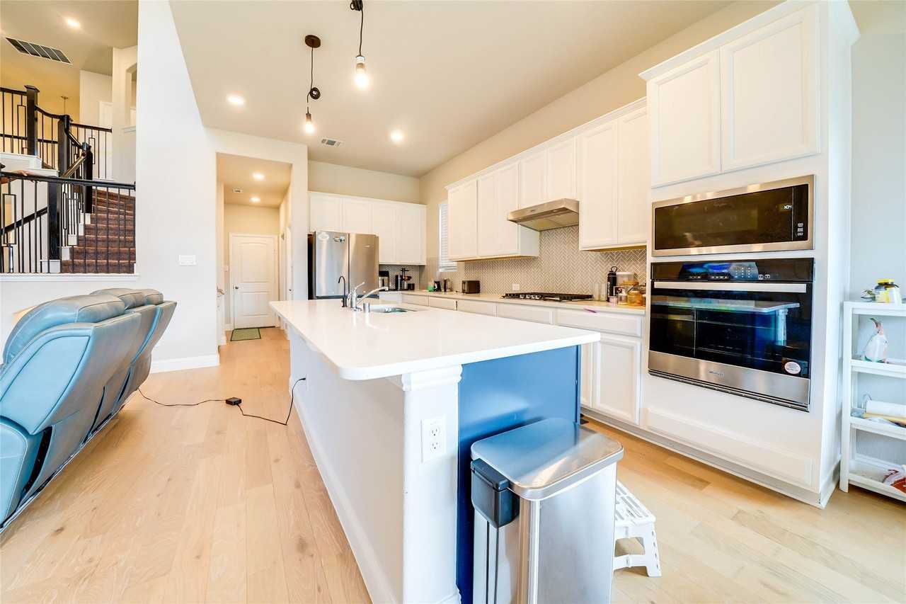 707 Gatecrest Dr - Photo 6 of 38
