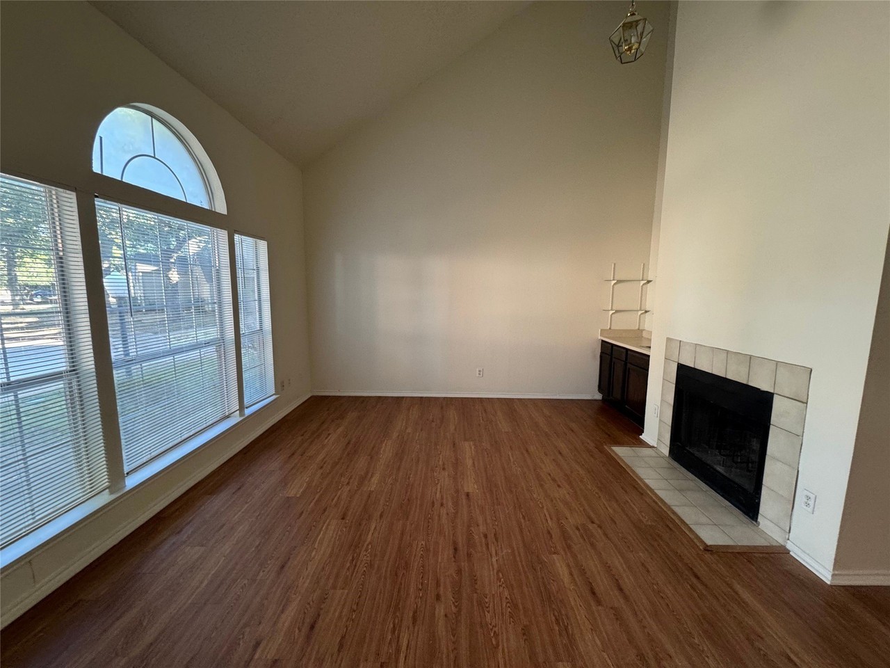702 Bel Aire Crst - Photo 5 of 28