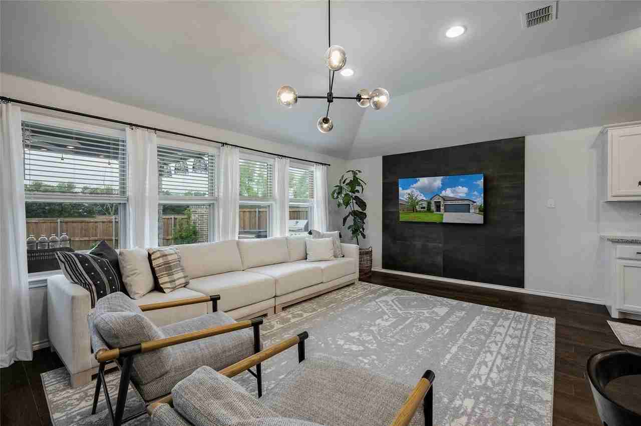 3802 Dogwood Rd - Photo 2 of 14