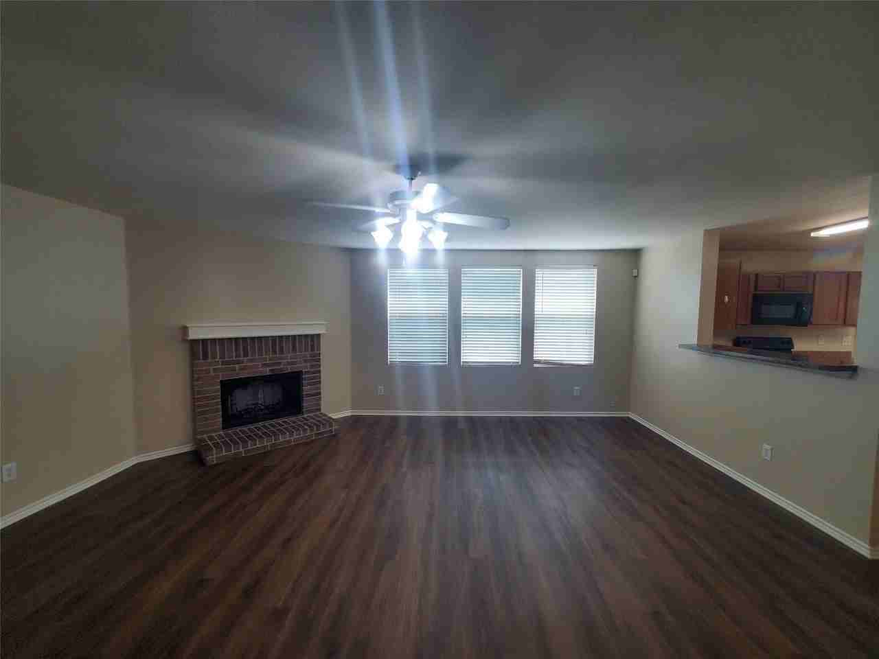2512 Comstock Ln - Photo 3 of 11