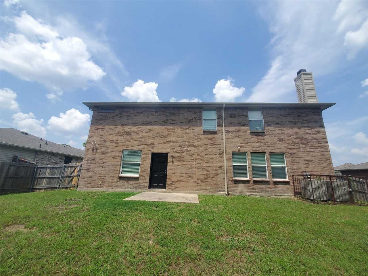 2512 Comstock Ln - Photo 4 of 11