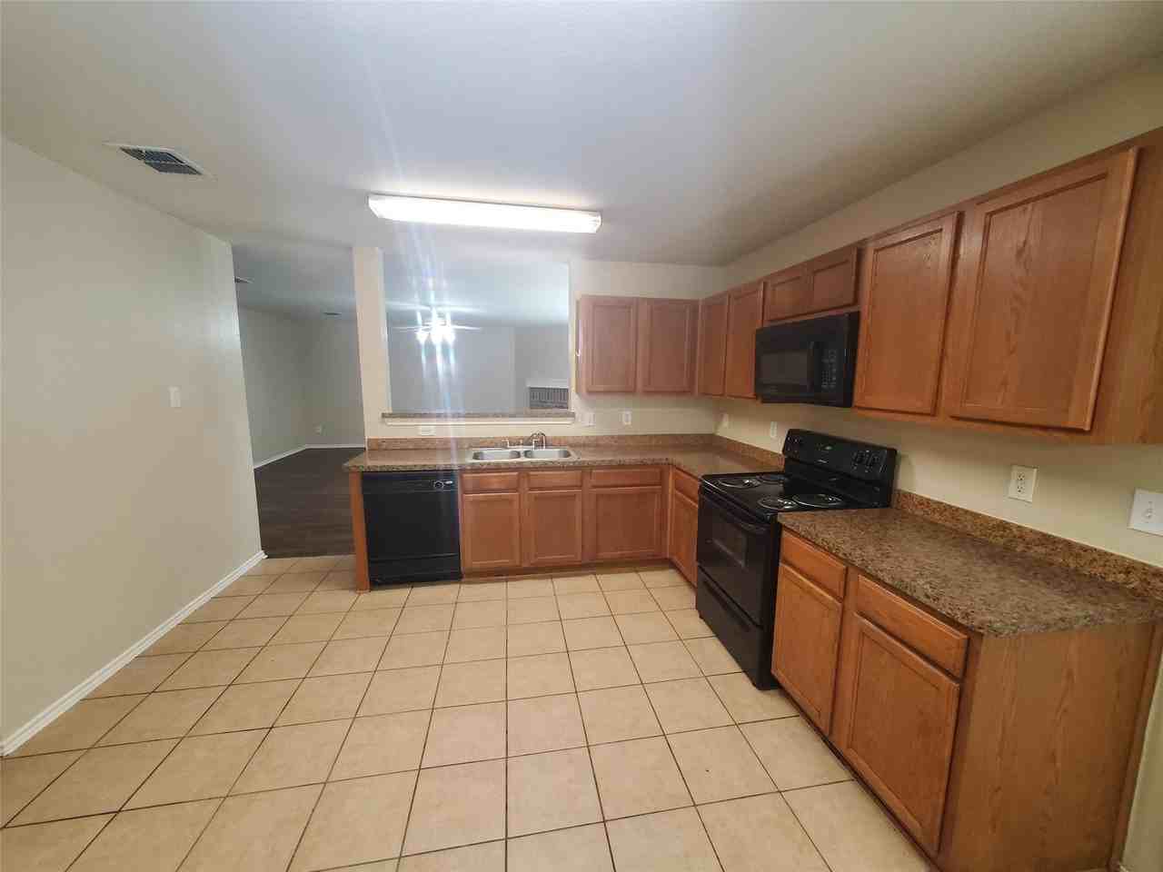 2512 Comstock Ln - Photo 7 of 11