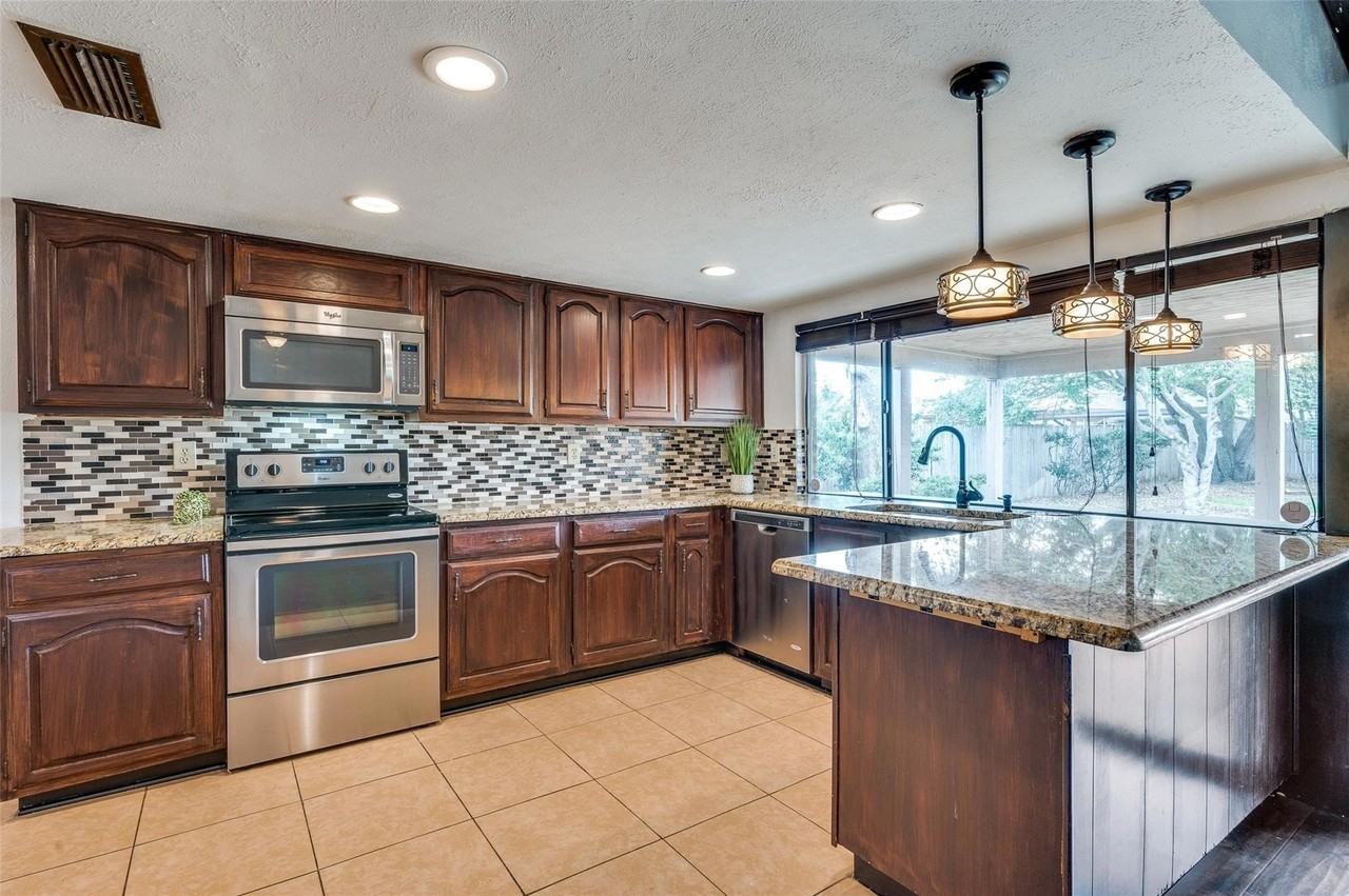 2209 Travis Dr - Photo 5 of 18