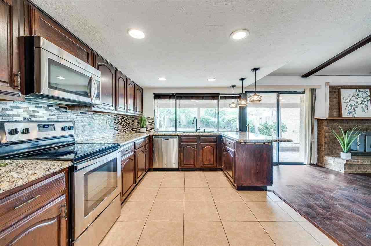 2209 Travis Dr - Photo 6 of 18