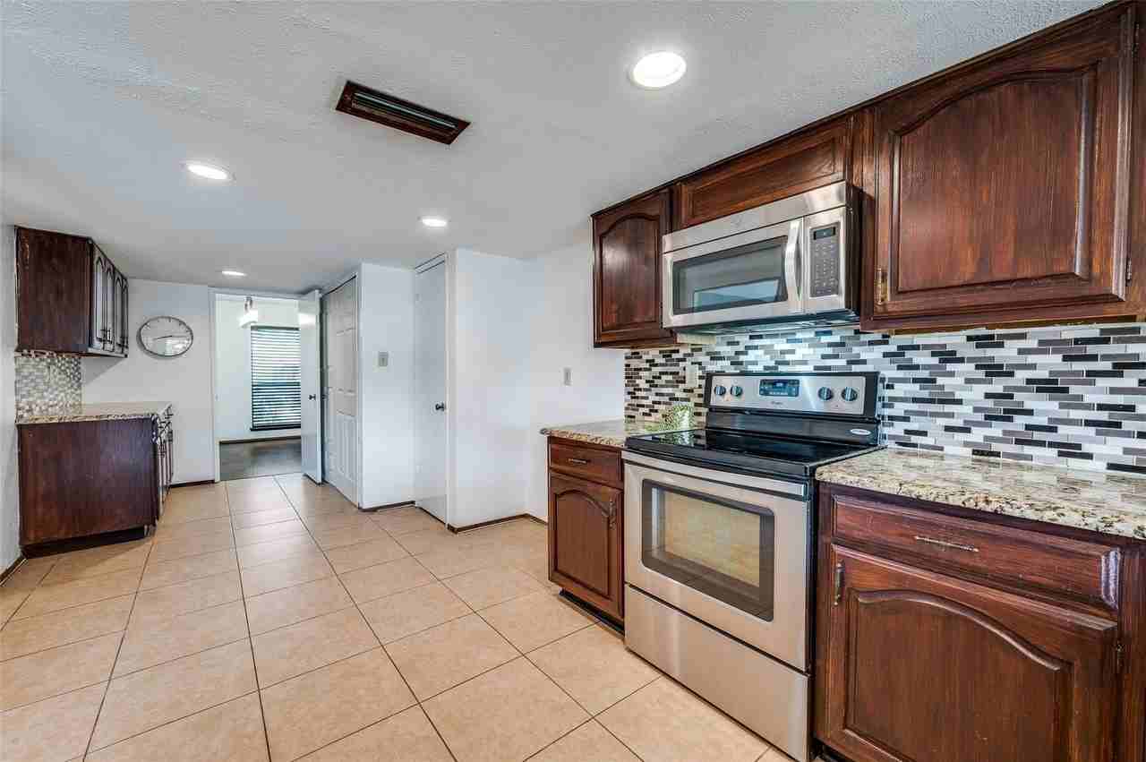 2209 Travis Dr - Photo 7 of 18