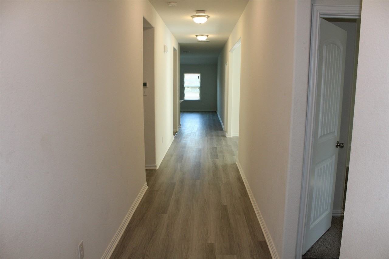 1321 Rembrandt Dr - Photo 3 of 37