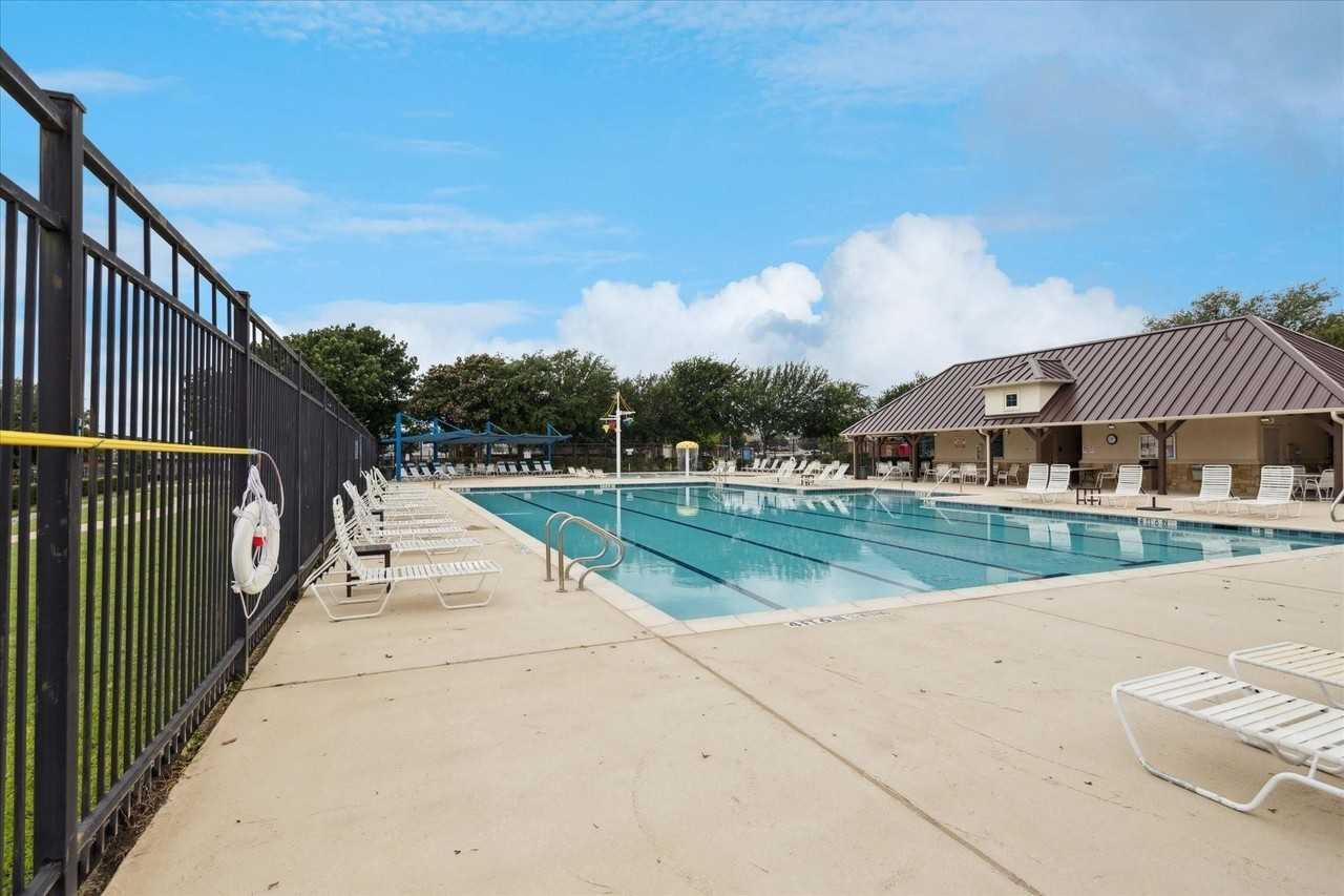 10237 Red Bluff Ln - Photo 4 of 8
