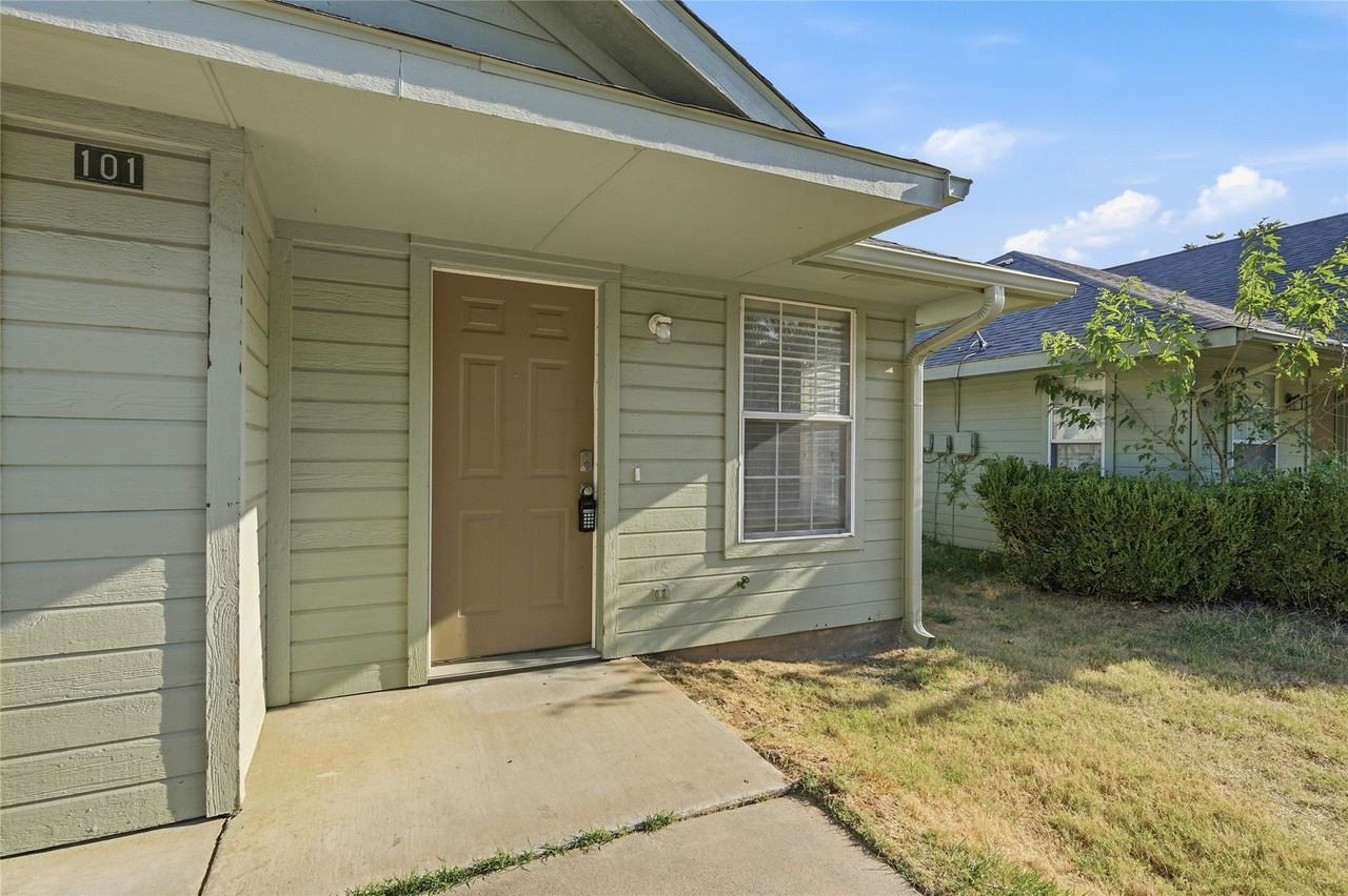 1017 Rice St - Photo 2 of 20