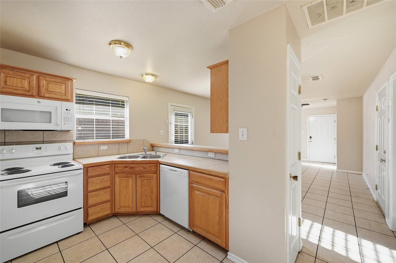 1017 Rice St - Photo 6 of 20