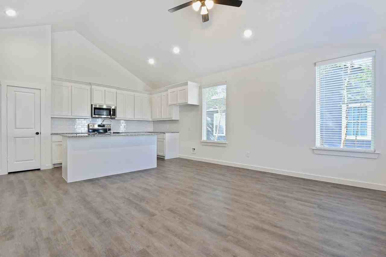 720 W Texas St - Photo 4 of 19