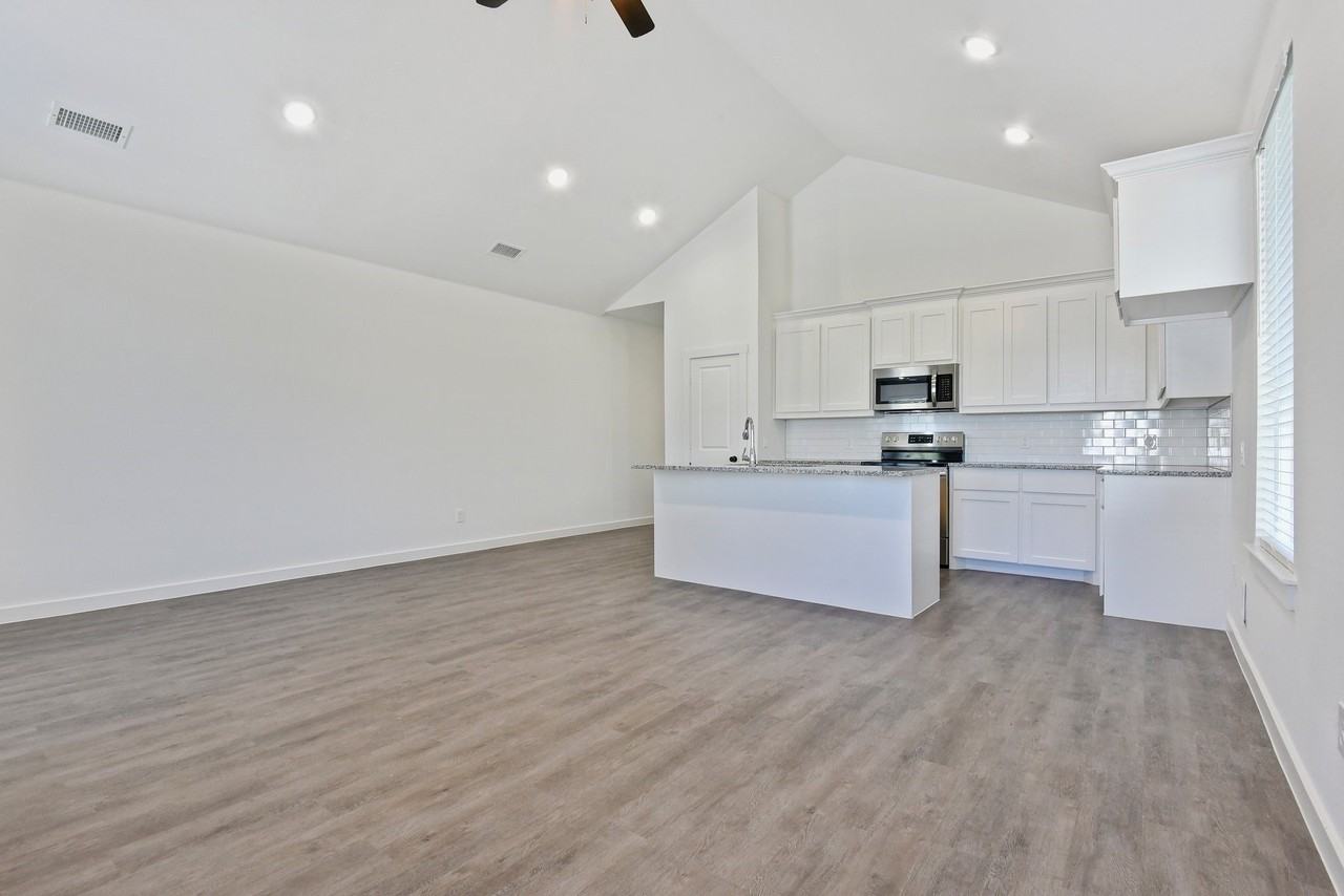 720 W Texas St - Photo 5 of 19