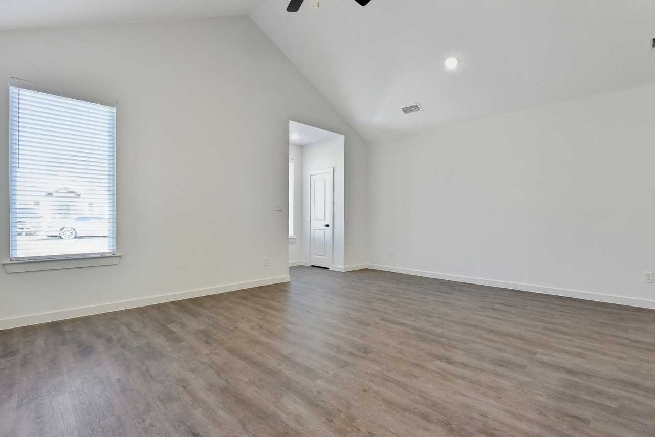 720 W Texas St - Photo 6 of 19