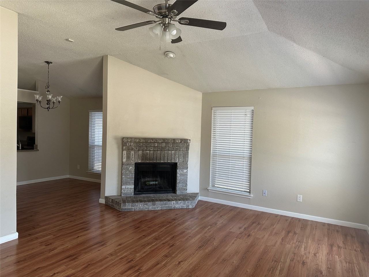 2305 Dalewood Ln - Photo 4 of 13