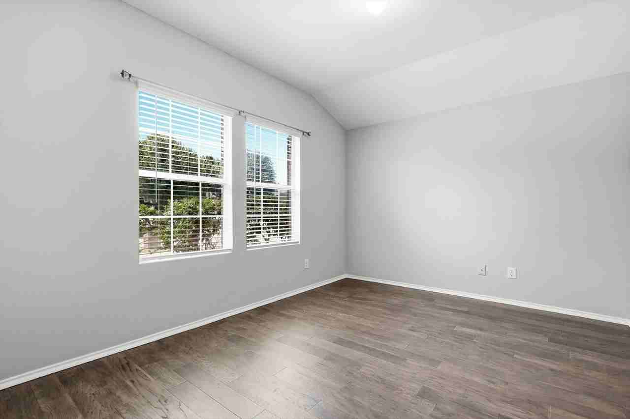 652 Lincoln Ave - Photo 5 of 31