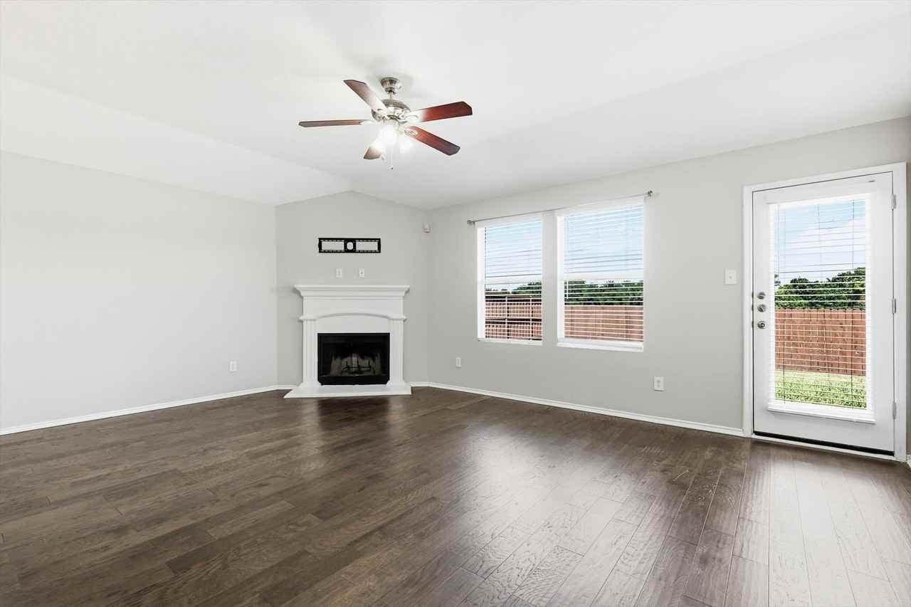 652 Lincoln Ave - Photo 7 of 31