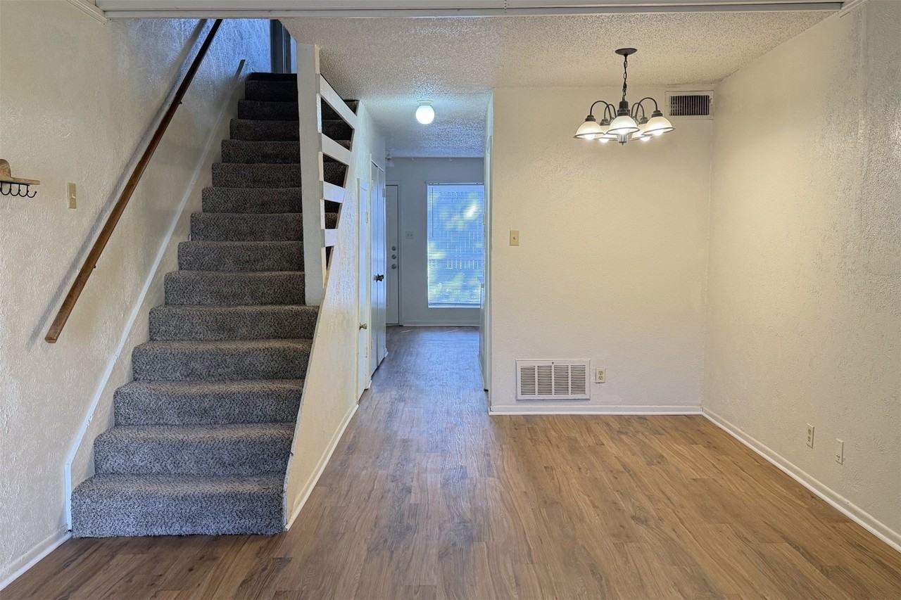 1913 Kingswood Ct - Photo 3 of 22