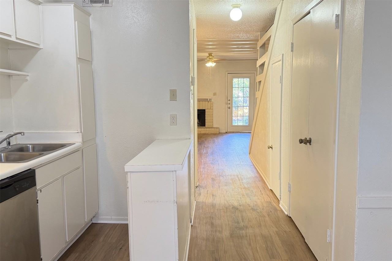 1913 Kingswood Ct - Photo 6 of 22