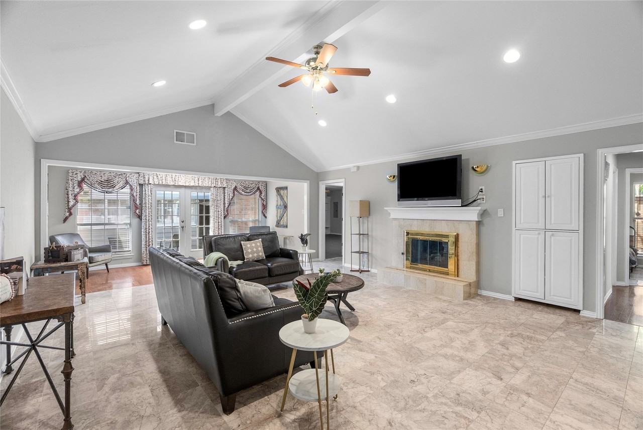 3024 Encino Dr - Photo 5 of 35