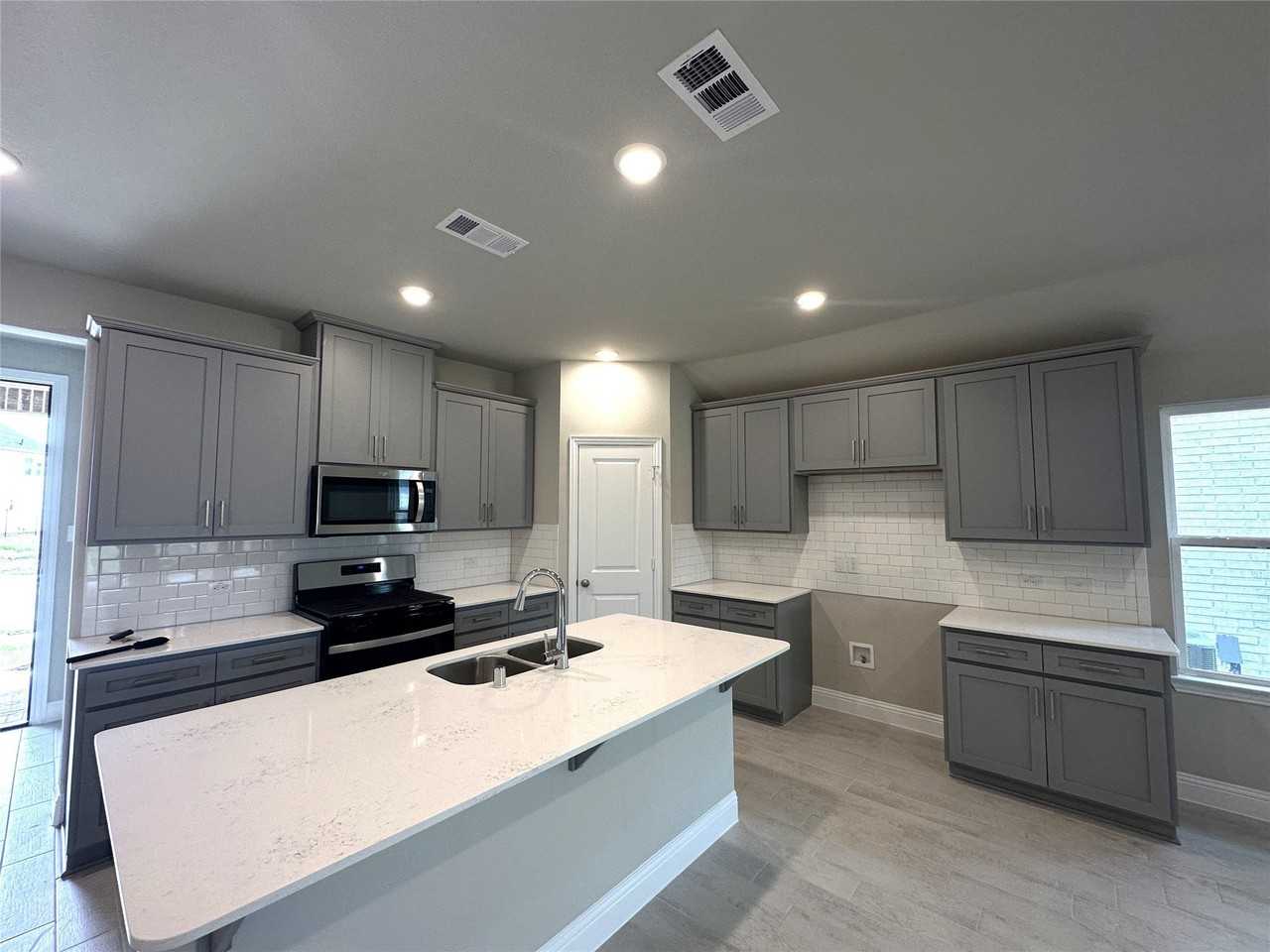 601 Tartane Dr - Photo 4 of 24