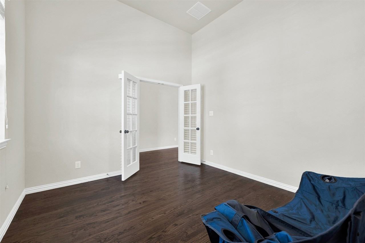 10821 Patton Dr - Photo 2 of 31