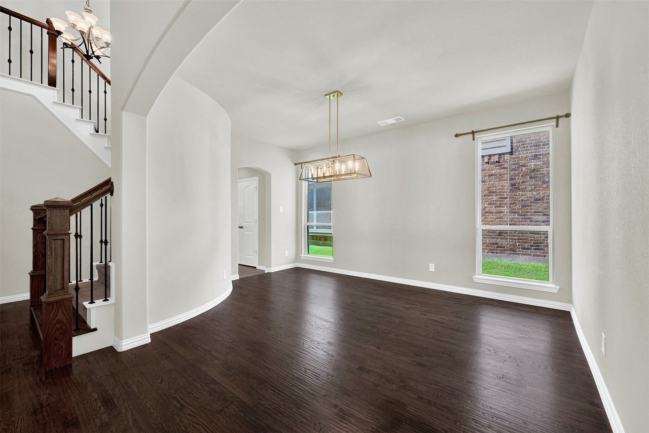 10821 Patton Dr - Photo 4 of 31