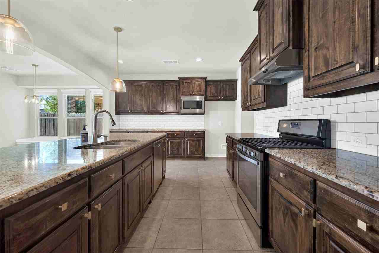 10821 Patton Dr - Photo 6 of 31