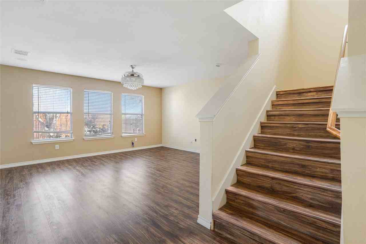1921 Southridge Ln - Photo 7 of 34