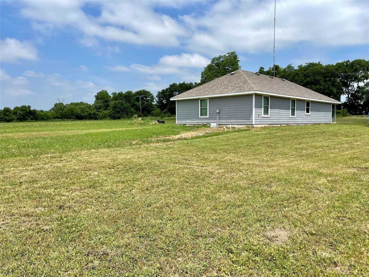 1581 County Road 1079 - Photo 4 of 36
