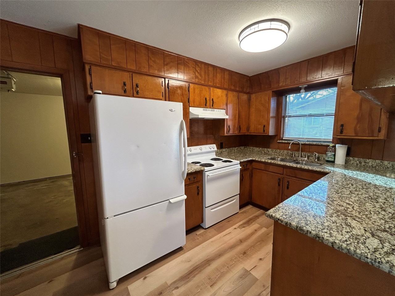 301 Walnut Ave - Photo 4 of 11