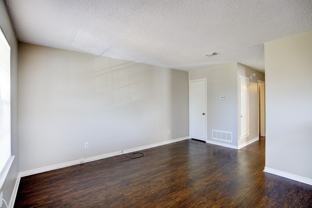 313 Queens Ct S #D - Photo 1 of 1