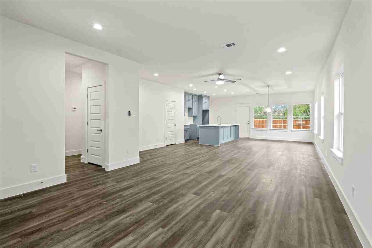 3335 Spring Ave - Photo 5 of 22