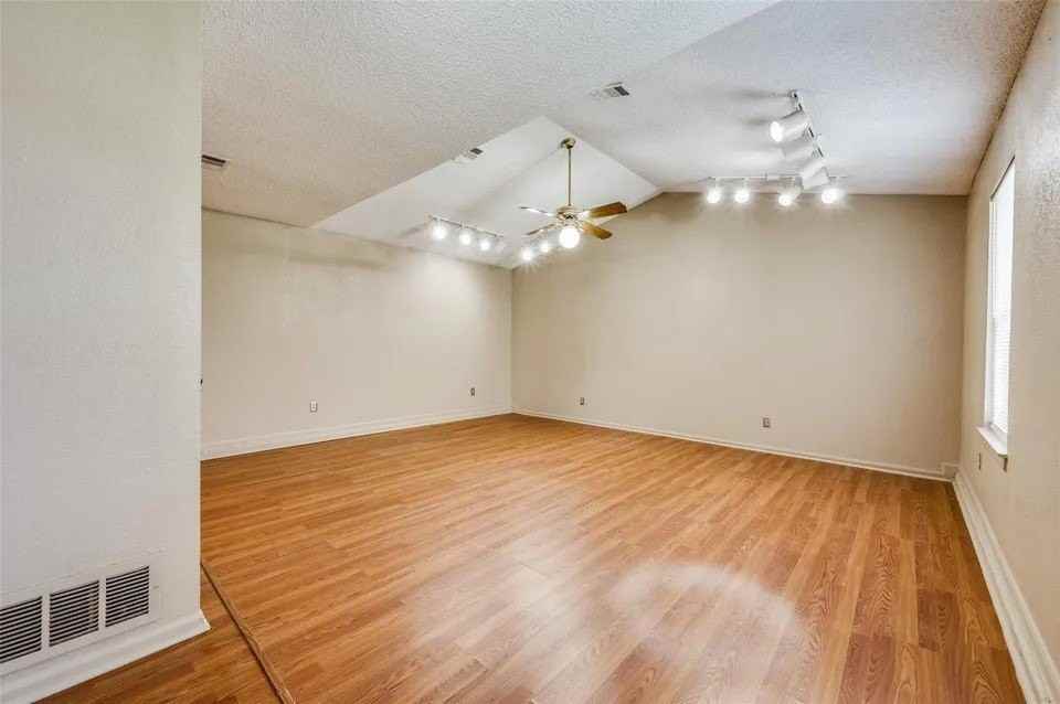 304 Mack Dr - Photo 5 of 19