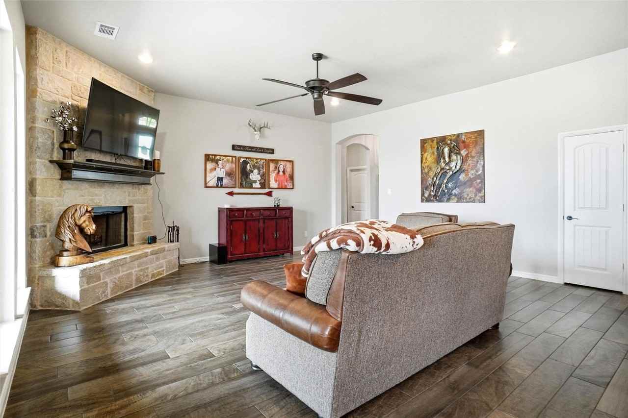 1027 Hope Ct - Photo 3 of 28