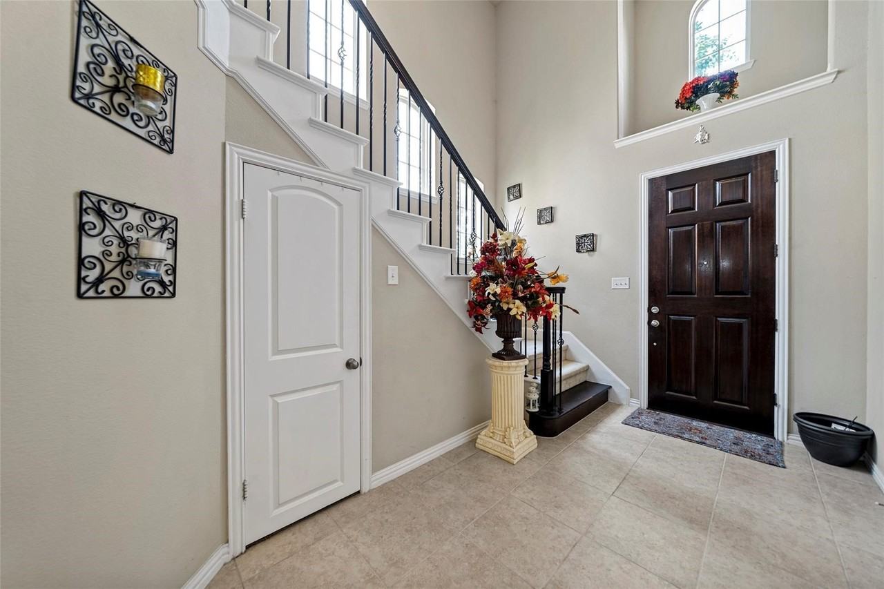 100 Liones Ln - Photo 2 of 25