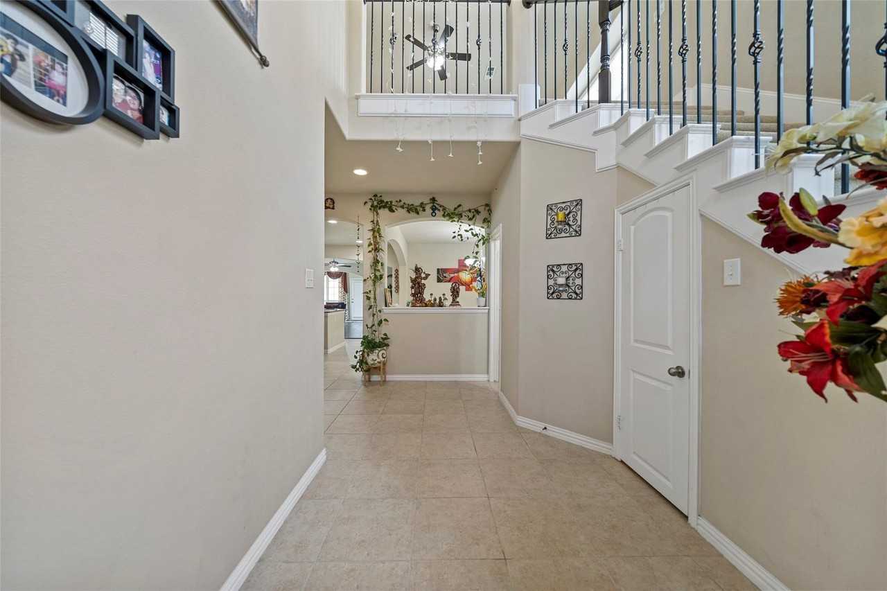 100 Liones Ln - Photo 3 of 25