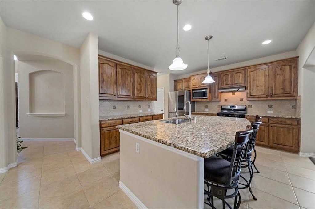 100 Liones Ln - Photo 7 of 25