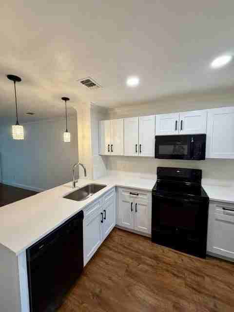 621 Carriagehouse Ln #4F - Photo 2 of 10