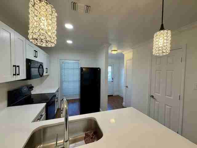 621 Carriagehouse Ln #4F - Photo 3 of 10