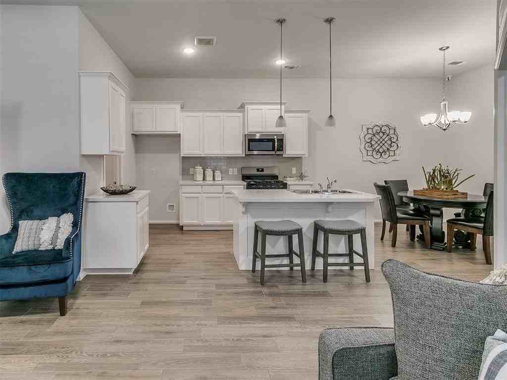 2425 Northcreek Ln - Photo 4 of 31