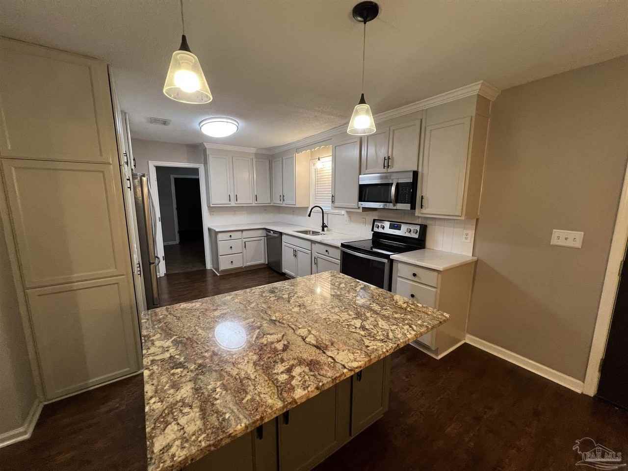 2135 Summit Blvd - Photo 3 of 48
