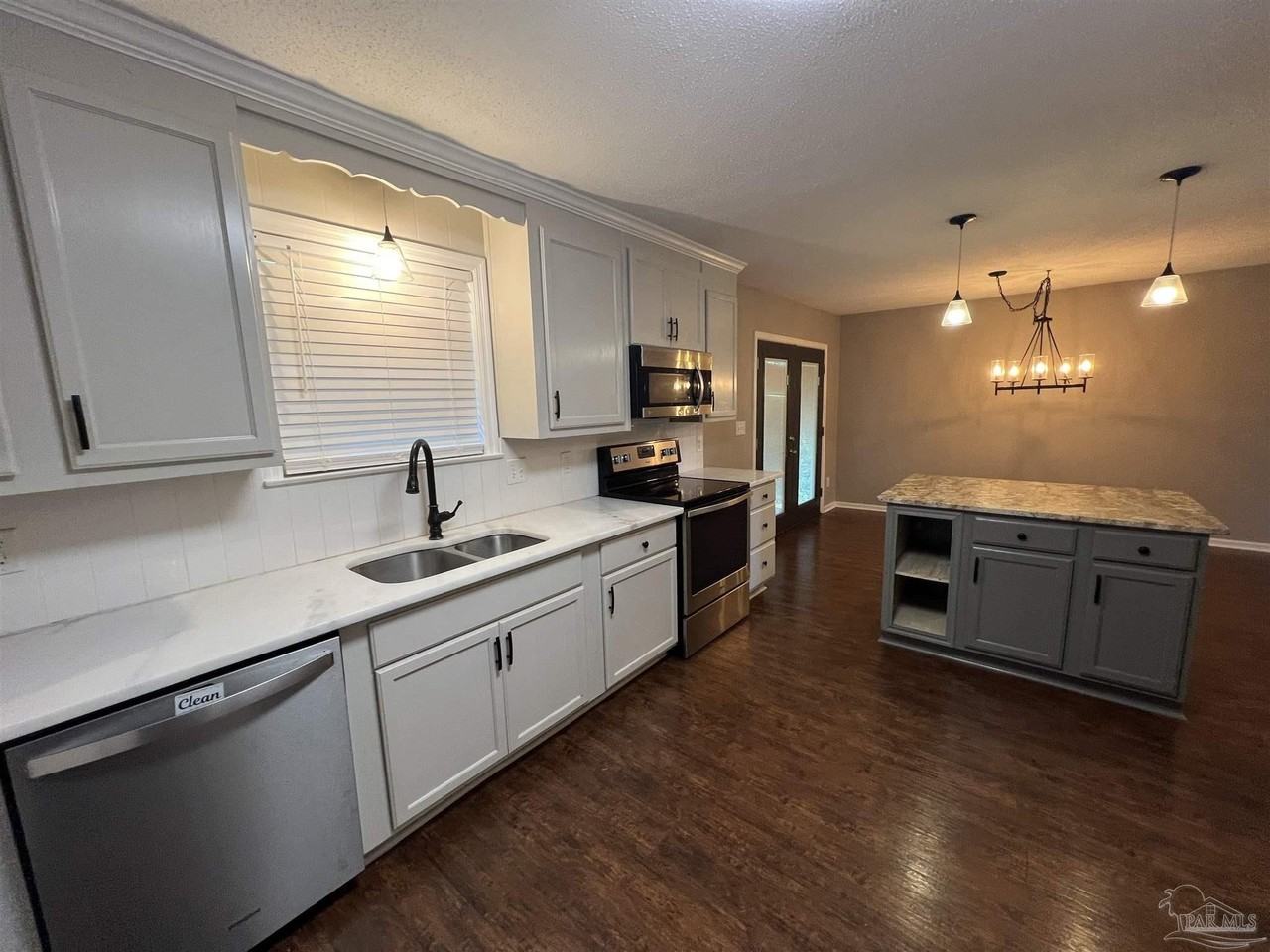 2135 Summit Blvd - Photo 4 of 48