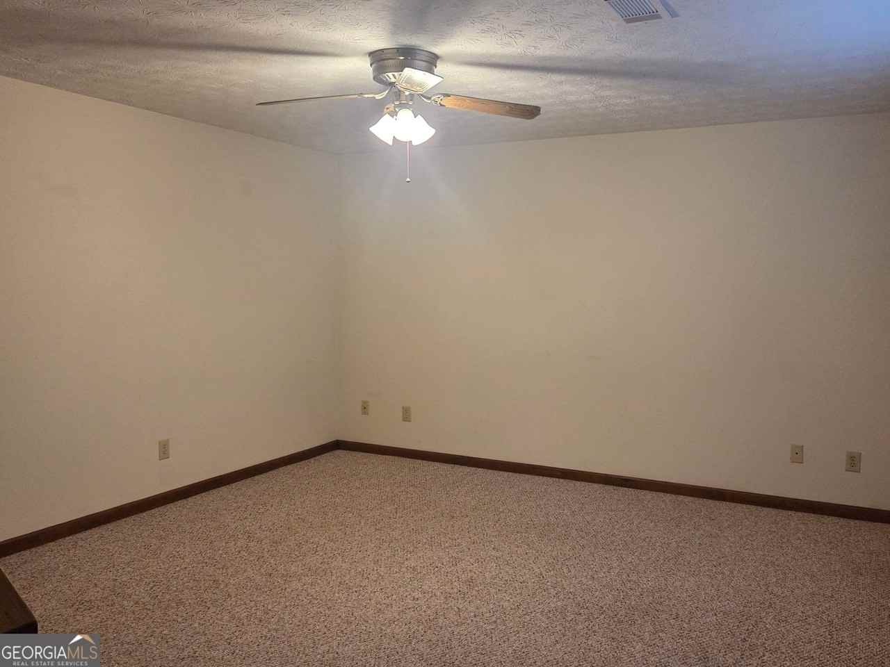 8492 Pineland Dr - Photo 5 of 14