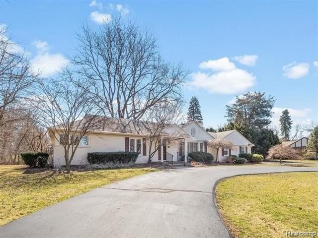 3879 Carriage Rd - Photo 2 of 33