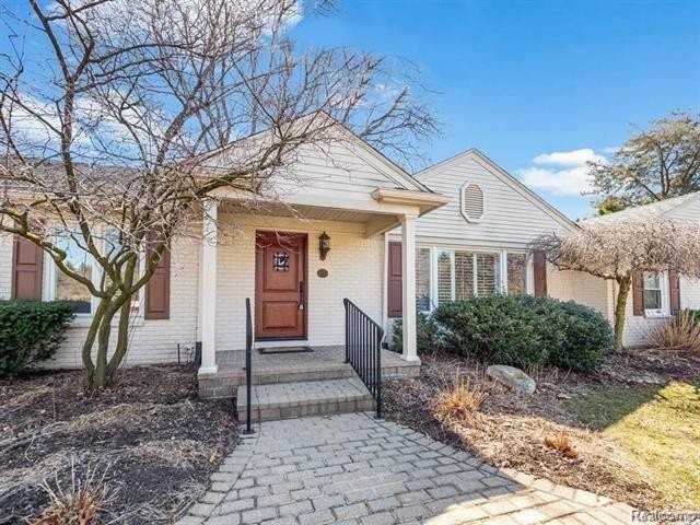3879 Carriage Rd - Photo 3 of 33
