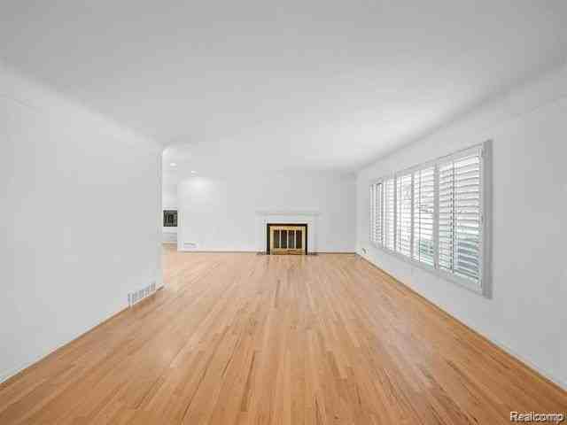 3879 Carriage Rd - Photo 5 of 33