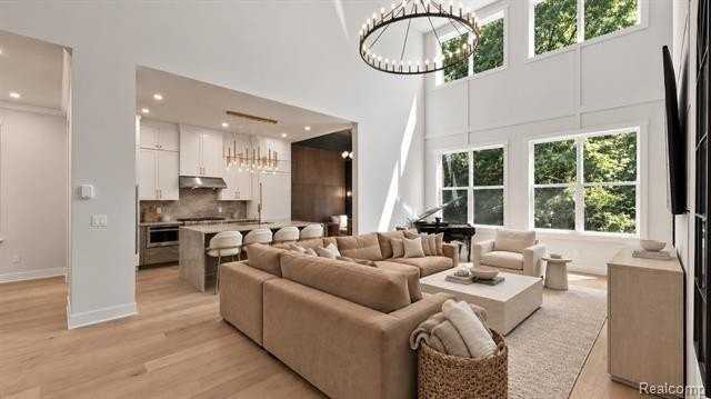 7679 Larchwood Dr - Photo 4 of 26