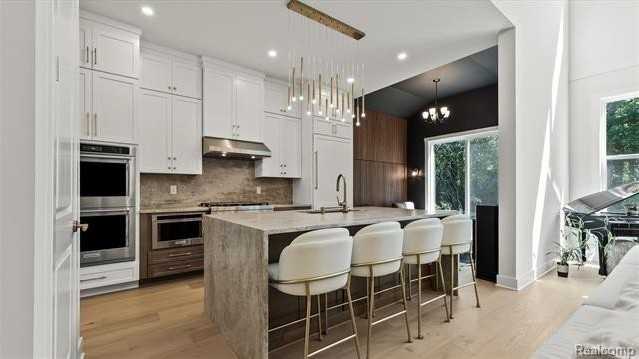 7679 Larchwood Dr - Photo 5 of 26