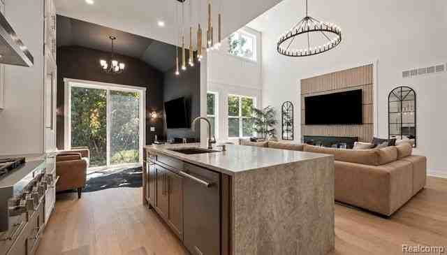 7679 Larchwood Dr - Photo 6 of 26